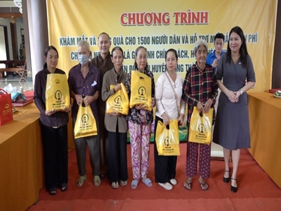 Khám mắt và tặng quà cho các hộ nghèo, khó khăn trên địa bàn huyện Long Thành